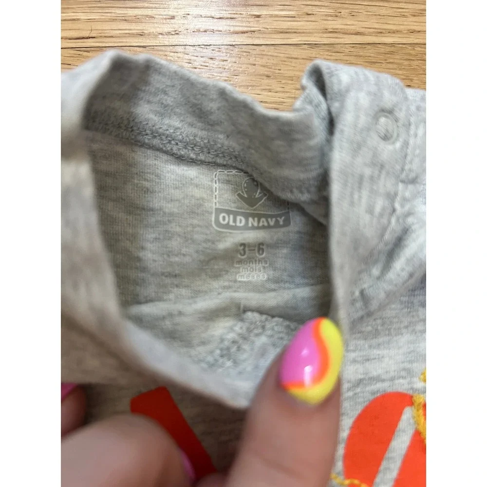 Old Navy Graphic Tee Baby 3-6M Gray Excellent